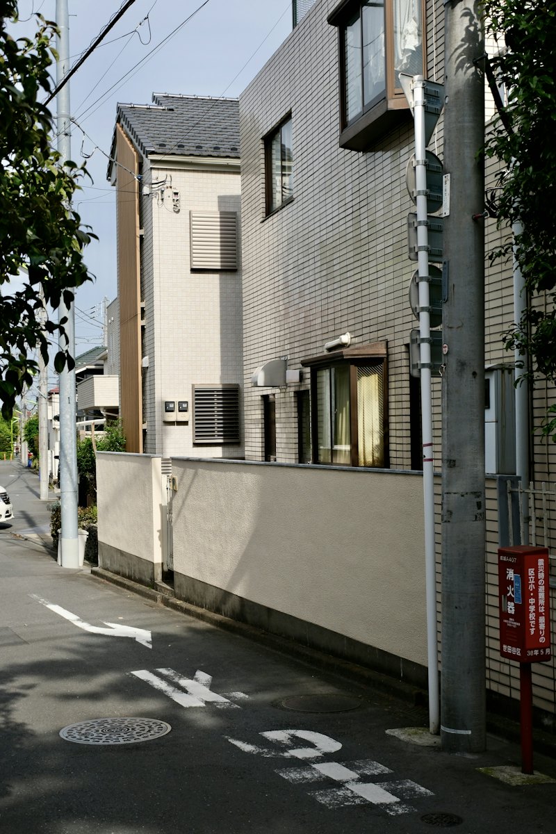 明るいベージュの外壁に塗り替えた住宅と塀(イメージ写真)
